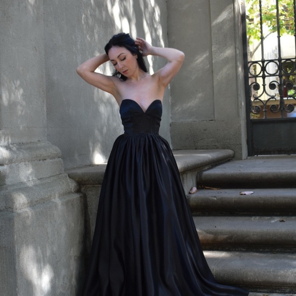 Elegant Black Strapless Evening Gown - Picture 2 of 3